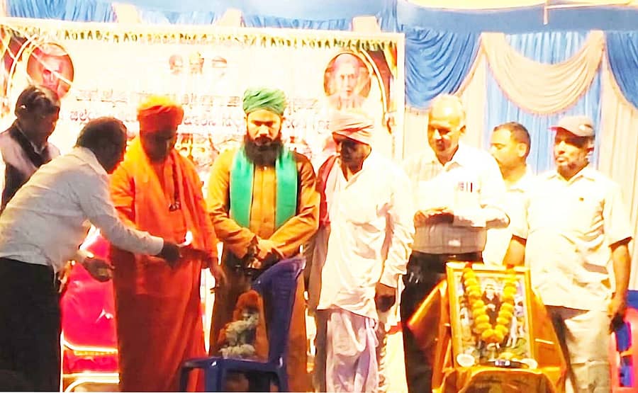 ನರೇಗಲ್‌ ಸಮೀಪದ ನಿಡಗುಂದಿ ಗ್ರಾಮದ ಕುಮಾರೇಶ್ವರ ಬಿಲ್ವ ಪತ್ರೆ ವನದಲ್ಲಿ ಬುಧವಾರ ನಡೆದ ಶಿವಾನುಭವ ಸಂಪದ-14ರ ಕಾರ್ಯಕ್ರಮವನ್ನು ಶ್ರೀಗಳು, ಗಣ್ಯರು ಉದ್ಘಾಟಿಸಿದರು
