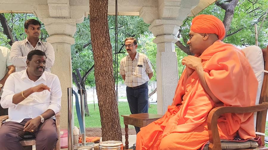 <div class="paragraphs"><p>ಗವಿಮಠಕ್ಕೆ ಭೇಟಿ ನೀಡಿ ಅಭಿನವ ಗವಿಸಿದ್ಧೇಶ್ವರ ಸ್ವಾಮೀಜಿ ಆಶೀರ್ವಾದ ಪಡೆದ&nbsp;ಹಿಟ್ನಾಳ</p></div>