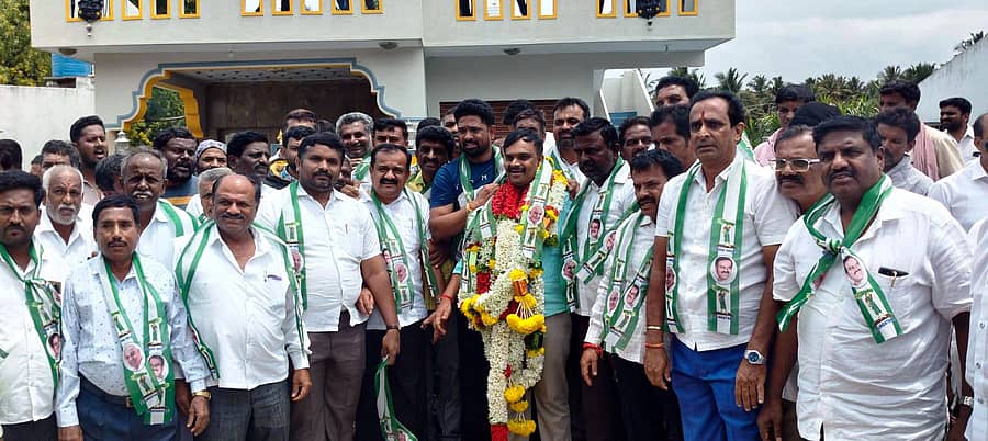 ರಾಮನಗರ ತಾಲ್ಲೂಕಿನ ಕೈಲಾಂಚ ಹೋಬಳಿಯ ಹುಣಸನಹಳ್ಳಿ ಗ್ರಾಮ ಪಂಚಾಯಿತಿಗೆ ನೂತನ ಅಧ್ಯಕ್ಷರಾಗಿ ಆಯ್ಕೆಯಾದ ಜೆಡಿಎಸ್ ಬೆಂಬಲಿತ ಕೆ.ಪಿ. ದೊಡ್ಡಿಯ ಕೆ.ವಿ. ಪ್ರಕಾಶ್ ಅವರನ್ನು ಜೆಡಿಎಸ್ ಮುಖಂಡರು ಅಭಿನಂದಿಸಿದರು