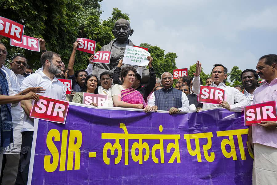 <div class="paragraphs"><p>ಸಂಸತ್ ಆವರಣದಲ್ಲಿ ವಿಪಕ್ಷಗಳ ಪ್ರತಿಭಟನೆ</p></div>