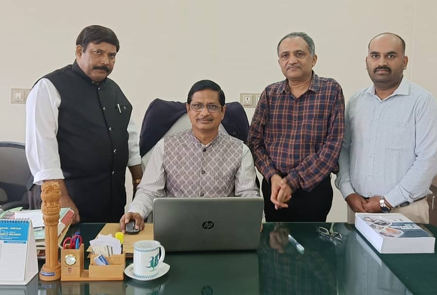 ಕುಶಾಲನಗರ ಸಮೀಪದ ಚಿಕ್ಕ ಅಳುವಾರ ಕೊಡಗು ವಿಶ್ವವಿದ್ಯಾಲಯದಲ್ಲಿ ಪರೀಕ್ಷಾ ಫಲಿತಾಂಶವನ್ನು ಕುಲಪತಿ ಪ್ರೊ. ಅಶೋಕ ಸಂಗಪ್ಪ ಆಲೂರ ಅವರು ಆನ್ಲೈನ್ ತಂತ್ರಾಂಶದಲ್ಲಿ ಪ್ರಕಟಿಸಿದರು.