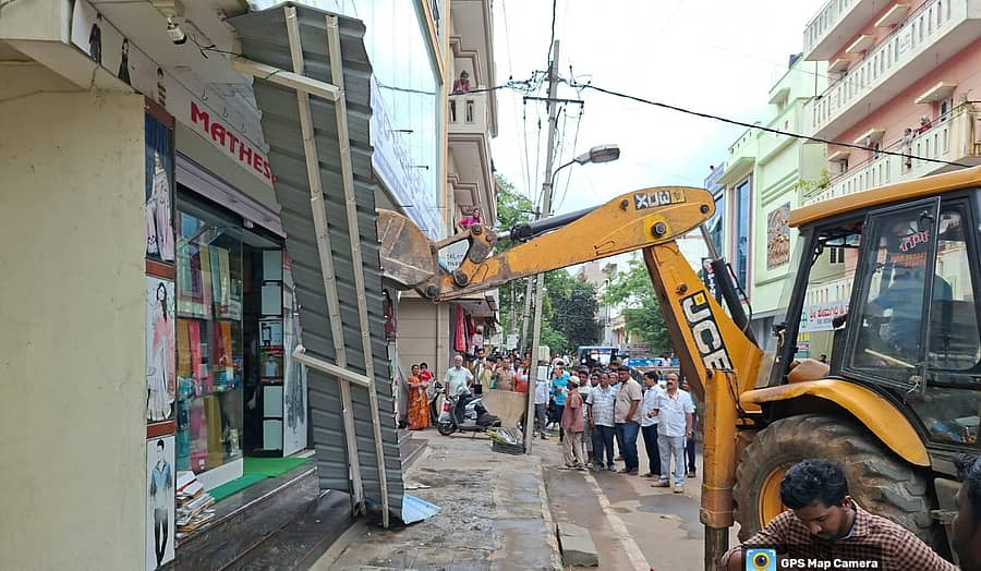 ಪಾದಚಾರಿ ಮಾರ್ಗದಲ್ಲಿನ ಒತ್ತುವರಿಯನ್ನು ಬಿಬಿಎಂಪಿ ಸಿಬ್ಬಂದಿ ತೆರವುಗೊಳಿಸಿದರು