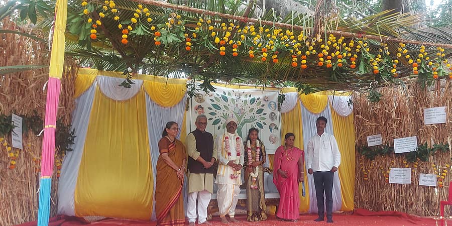 ಬಾದಾಮಿ ಸಮೀಪದ ಹಳೇ ಮಹಾಕೂಟೇಶ್ವರ ಮಂದಿರದ ಆವರಣದ ಅಶ್ವತ್ಥಮರದಡಿ ಸಿದ್ದಾರಾಮ-ಶ್ರೇಯಾ ಅವರ ಮಂತ್ರ ಮಾಂಗಲ್ಯ ಮದುವೆ ನೆರವೇರಿತು 