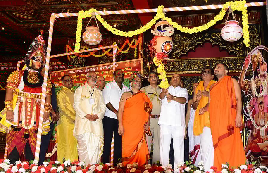 ರಾಜ್ಯಪಾಲ ಥಾವರ್ ಚಂದ್ ಗೆಹಲೋತ್ ಅವರು ಮಡಿಕೆ ಒಡೆಯುವ ಮೂಲಕ ಕಾರ್ಯಕ್ರಮಕ್ಕೆ ಚಾಲನೆ ನೀಡಿದರು