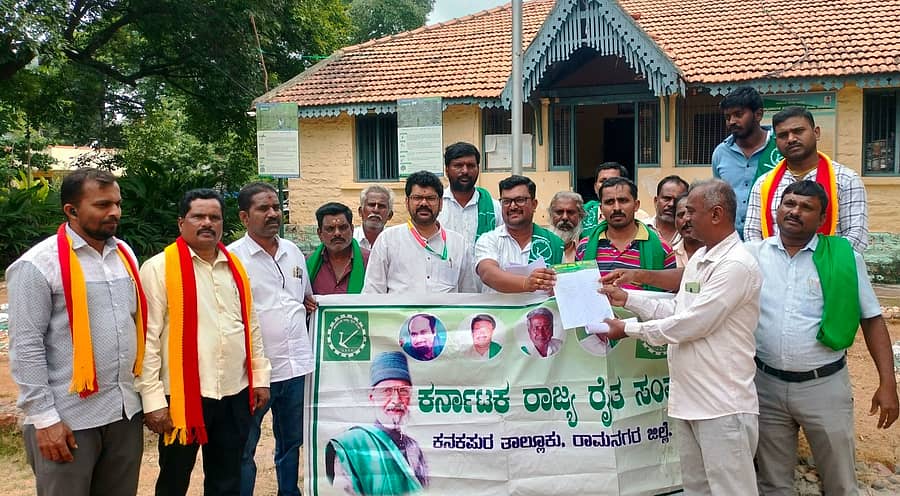 ಕನಕಪುರದ ಅರಣ್ಯ ಕಚೇರಿ ಮುಂಭಾಗ ರೈತ ಸಂಘ ಮತ್ತು ಪ್ರಗತಿಪರ ಸಂಘಟನೆ ಸದಸ್ಯರು ಪ್ರತಿಭಟನೆ ನಡೆಸಿ ಮನವಿ ಪತ್ರವನ್ನು ಅರಣ್ಯ ಇಲಾಖೆ ಅಧಿಕಾರಿಗಳಿಗೆ ಸಲ್ಲಿಸಿದರು