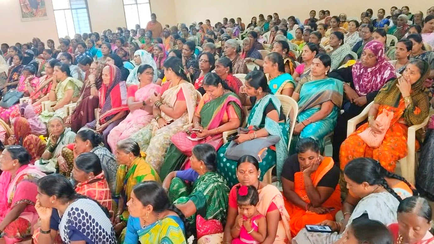 ಹುಬ್ಬಳ್ಳಿಯಲ್ಲಿ ನಡೆದ ಒಂಟಿ ಮಹಿಳೆಯರ ಸಮಾವೇಶದಲ್ಲಿ ಪಾಲ್ಗೊಂಡಿದ್ದ ಮಹಿಳೆಯರು.