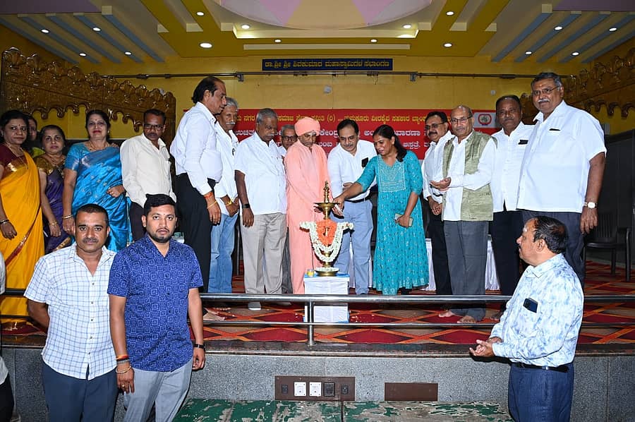 <div class="paragraphs"><p>ತುಮಕೂರಿನಲ್ಲಿ ಶುಕ್ರವಾರ ವೀರಶೈವ ಸಮಾಜ ಸೇವಾ ಸಮಿತಿ, ವೀರಶೈವ ಸಹಕಾರ ಬ್ಯಾಂಕ್, ವೀರಶೈವ ಉಚಿತ ವೈದ್ಯಕೀಯ ಸೇವಾ ಕೇಂದ್ರ, ಜಿಲ್ಲಾ ಅಂಧತ್ವ ನಿವಾರಣ ಸಂಸ್ಥೆ, ಜಿಲ್ಲಾ ಆಸ್ಪತ್ರೆ ಆಶ್ರಯದಲ್ಲಿ ಹಮ್ಮಿಕೊಂಡಿದ್ದ ನೇತ್ರ ಪರೀಕ್ಷೆ, ಶಸ್ತ್ರಚಿಕಿತ್ಸಾ ಶಿಬಿರವನ್ನು ಹಿರೇಮಠದ ಶಿವಾನಂದ ಶಿವಾಚಾರ್ಯ ಸ್ವಾಮೀಜಿ ಉದ್ಘಾಟಿಸಿದರು. </p></div>