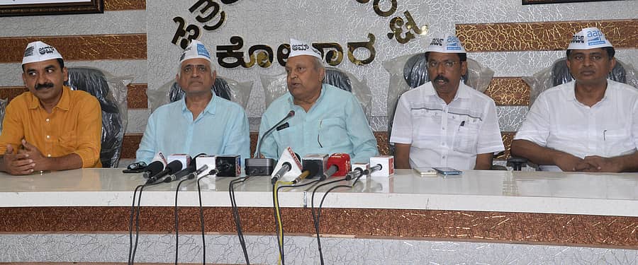 ಕೋಲಾರದಲ್ಲಿ ಶುಕ್ರವಾರ ಪತ್ರಿಕಾಗೋಷ್ಠಿಯಲ್ಲಿ ಆಮ್‌ ಆದ್ಮಿ ಪಕ್ಷದ ರಾಜ್ಯ ಅಧ್ಯಕ್ಷ ‘ಮುಖ್ಯಮಂತ್ರಿ’ ಚಂದ್ರು ಮಾತನಾಡಿದರು