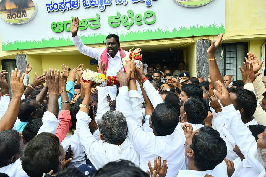 ರಾಬಕೊವಿ ಅಧ್ಯಕ್ಷರಾಗಿ ಆಯ್ಕೆಯಾದ ರಾಘವೇಂದ್ರ ಹಿಟ್ನಾಳ್‌ ಅವರನ್ನು ಹೊತ್ತು ಕುಣಿಸಿದ ಅಭಿಮಾನಿಗಳು 
