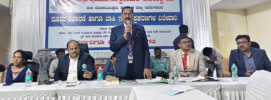 ಶ್ರೀನಿವಾಸಪುರದಲ್ಲಿ ಶುಕ್ರವಾರ ಕರ್ನಾಟಕ ಲೋಕಾಯುಕ್ತದಿಂದ ಏರ್ಪಡಿಸಿದ್ದ ದೂರು ವಿಚಾರಣೆ ಹಾಗೂ ಬಾಕಿ ಇರುವ ಪ್ರಕರಣಗಳ ವಿಲೇವಾರಿ ಕಾರ್ಯಕ್ರಮದಲ್ಲಿ ಉಪಲೋಕಾಯುಕ್ತ ಬಿ.ವೀರಪ್ಪ ಮಾತನಾಡಿದರು