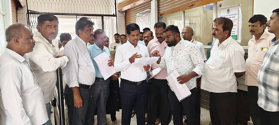 ಮದ್ದೂರಿನ ತಾಲ್ಲೂಕು ಕಚೇರಿಗೆ ಜಿಲ್ಲಾಧಿಕಾರಿ ಕುಮಾರ ಅವರು ಗುರುವಾರ ದಿಢೀರ್ ಭೇಟಿ ನೀಡಿ ಪರಿಶೀಲನೆ ನಡೆಸಿ ಸಾರ್ವಜನಿಕರಿಂದ ಅಹವಾಲು ಸ್ವೀಕರಿಸಿದರು. ಗ್ರೇಡ್ 2 ತಹಶೀಲ್ದಾರ್ ಸೋಮಶೇಖರಯ್ಯ ಹಾಗೂ ಸಿಬ್ಬಂದಿ ಹಾಜರಿದ್ದರು