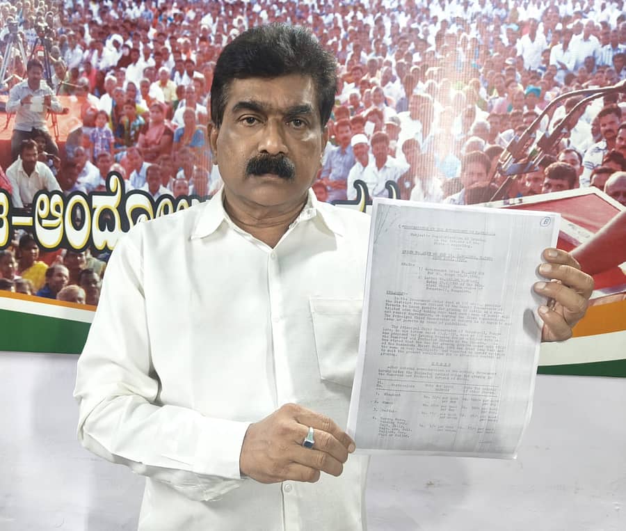 ರಾಜ್ಯ ಸರ್ಕಾರವು 1991 ಜುಲೈ 20ರಂದು ಹೊರ ರಾಜ್ಯದ ಪ್ರಾಣಿಗಳಗೆ ರಾಜ್ಯದಲ್ಲಿ ಮೇಯಿಸುವಿಕೆಗೆ ಅವಕಾಶ ನೀಡಿದ ಆದೇಶವನ್ನು ರವೀಂದ್ರ ನಾಯ್ಕ ಅವರು ಪ್ರದರ್ಶಿಸಿದರು