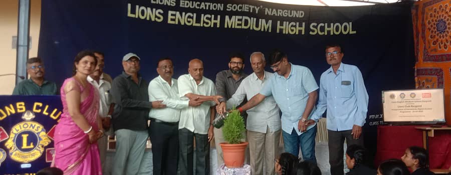 ನರಗುಂದದ ಲಯನ್ಸ ಇಂಗ್ಲಿಷ್ ಮಾಧ್ಯಮ ಶಾಲೆಯಲ್ಲಿ ನಡೆದ 10ನೇ ತರಗತಿ ವಿದ್ಯಾರ್ಥಿಗಳಿಗಾಗಿ ಡಿಜಿಟಲ್ ಲೈಬ್ರರಿ ಶಿಕ್ಷಣ ಆರಂಭಕ್ಕೆ ಲಯನ್ಸ್ ಕ್ಲಬ್ ಅಧ್ಯಕ್ಷ ಉಮೇಶಗೌಡ ಪಾಟೀಲ ಚಾಲನೆ ನೀಡಿದರು 