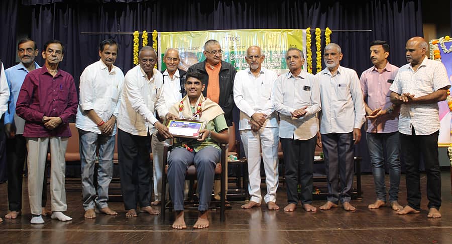 ಶಿರಸಿಯ ಟಿಆರ್ಸಿ ಬ್ಯಾಂಕ್‍ನಲ್ಲಿ ನಡೆದ ಶ್ರೀಪಾದ ಹೆಗಡೆ ಕಡವೆ ಸಂಸ್ಮರಣೆಯಲ್ಲಿ ಎಸ್‌ಎಸ್‌ಎಲ್‌ಸಿ ಮತ್ತು ಪಿಯುಸಿ ಪರೀಕ್ಷೆಯಲ್ಲಿ ರಾಜ್ಯಮಟ್ಟದಲ್ಲಿ ರ‍್ಯಾಂಕ್ ಗಳಿಸಿದ ಟಿಆರ್‌ಸಿ ಸದಸ್ಯರ ಮಕ್ಕಳನ್ನು ಪುರಸ್ಕರಿಸಲಾಯಿತು