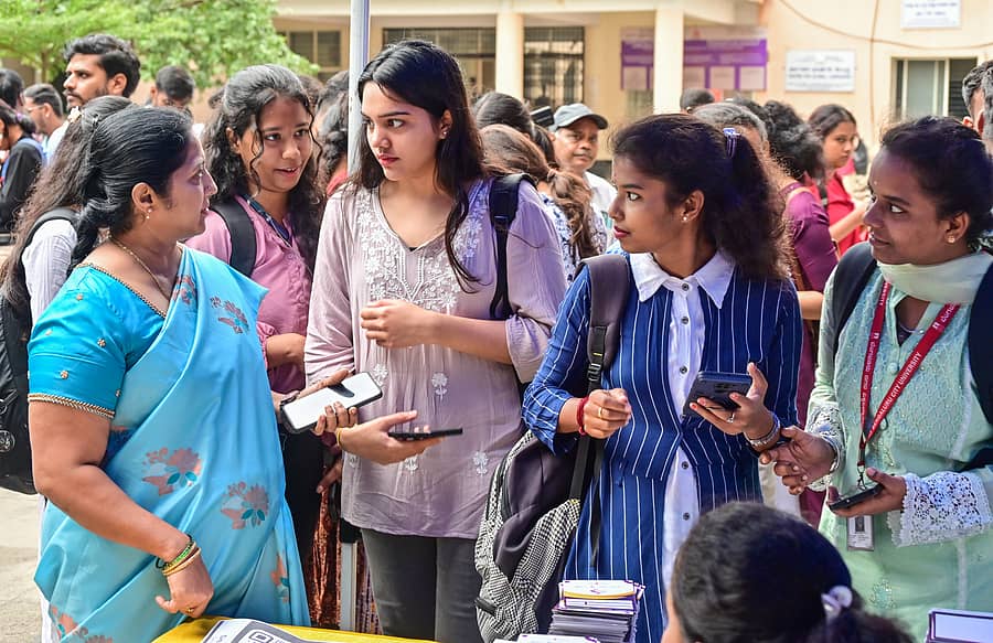 ಸೆಂಟ್ರಲ್ ಕಾಲೇಜು ಕ್ಯಾಂಪಸ್ನಲ್ಲಿ ಶುಕ್ರವಾರ ಆಯೋಜಿಸಿದ್ದ ಉದ್ಯೋಗ ಮೇಳದಲ್ಲಿ ಕೆ.ಆರ್. ಜಲಜಾ ಅವರು ಉದ್ಯೋಗಾಕಾಂಕ್ಷಿಗಳೊಂದಿಗೆ ಚರ್ಚಿಸಿದರು
ಪ್ರಜಾವಾಣಿ ಚಿತ್ರ