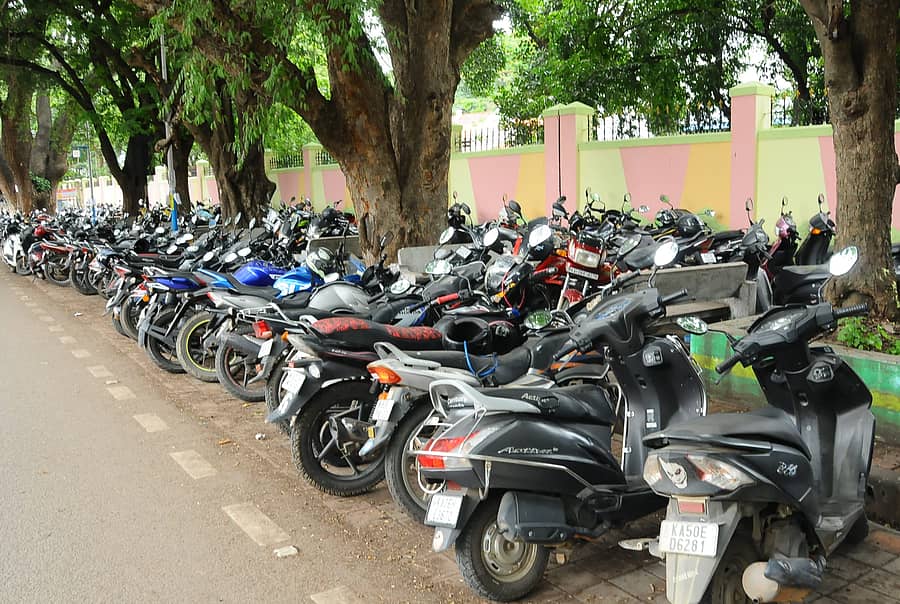 ತುಮಕೂರು ರೈಲು ನಿಲ್ದಾಣ ಮುಂಭಾಗದ ಫುಟ್‌ಪಾತ್‌ನಲ್ಲಿ ವಾಹನ ನಿಲ್ಲಿಸಿರುವುದು