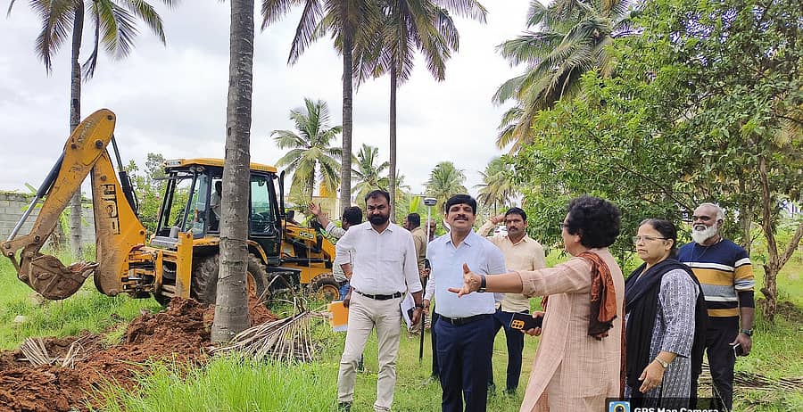 ಆನೇಕಲ್ ತಾಲ್ಲೂಕಿನ ಹುಸ್ಕೂರು ಸಮೀಪ ಒತ್ತುವರಿ ಮಾಡಿದ್ದ ಕೆರೆ ಜಾಗವನ್ನು ಜೆಸಿಬಿ ಮೂಲಕ ತೆರವುಗೊಳಿಸಲಾಯಿತು
