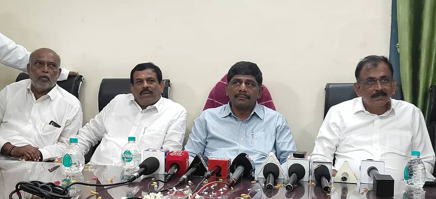 ದೊಡ್ಡಬಳ್ಳಾಪುರದಲ್ಲಿ ಶುಕ್ರವಾರ ನಡೆದ ಪತ್ರಿಕಾಗೋಷ್ಟಿಯಲ್ಲಿ ಬಮೂಲ್‌ ಅಧ್ಯಕ್ಷ ಡಿ.ಕೆ.ಸುರೇಶ್‌ ಮಾತನಾಡಿದರು