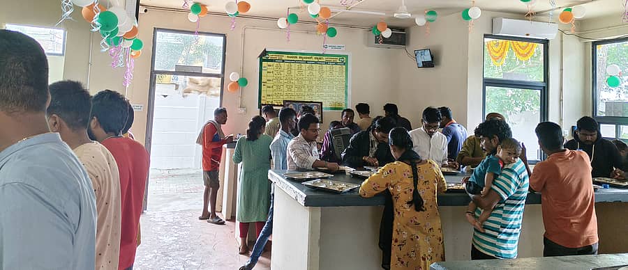 ಬ್ಯಾಡಗಿ ಪಟ್ಟಣದ ಇಂದಿರಾ ಕ್ಯಾಂಟೀನ್‌ನಲ್ಲಿ ಊಟ ಮಾಡುತ್ತಿರುವ ಜನರು