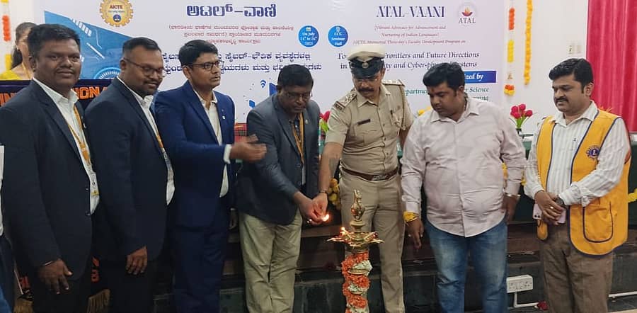 ದೊಡ್ಡಬಳ್ಳಾಪುರದ ಆರ್.ಎಲ್.ಜಾಲಪ್ಪ ತಾಂತ್ರಿಕ ಮಹಾವಿದ್ಯಾಲಯದಲ್ಲಿ ಅಟಲ್ ವಾಣಿ ಕಾರ್ಯಕ್ರಮದ ಅಂಗವಾಗಿ ಸೈಬರ್ ಸುರಕ್ಷತೆ ಕುರಿತ ಮೂರು ದಿನಗಳ ಕಾರ್ಯಾಗಾರವನ್ನು ಮಹಿಳಾ ಪೊಲೀಸ್ ಠಾಣೆ  ಇನ್‌ಸ್ಪೆಕ್ಟರ್‌ ಎಂ.ಬಿ.ನವೀನ್‌ಕುಮಾರ್ ಉದ್ಘಾಟಿಸಿದರು  