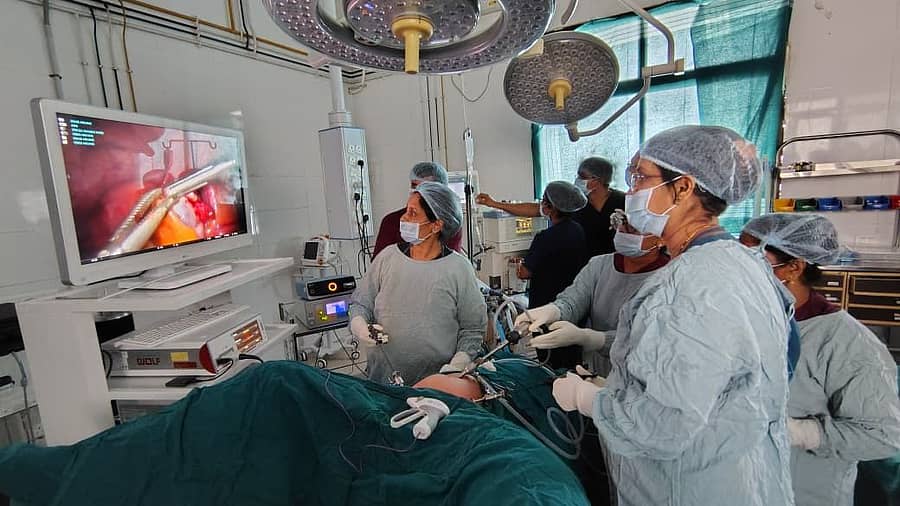 ರಾಯಚೂರಿನ ವೈದ್ಯಕೀಯ ವಿಜ್ಞಾನಗಳ ಸಂಸ್ಥೆಯ (ರಿಮ್ಸ್) ಬೋಧಕ ಆಸ್ಪತ್ರೆಯಲ್ಲಿ ವೈದ್ಯರು ಮಹಿಳೆಯೊಬ್ಬರ ಅಂಡಾಣುವಿನಲ್ಲಿ ನೀರು ತುಂಬಿದ ಚೀಲದ ಶಸ್ತ್ರ ಚಿಕಿತ್ಸೆ ಮಾಡಿದರು