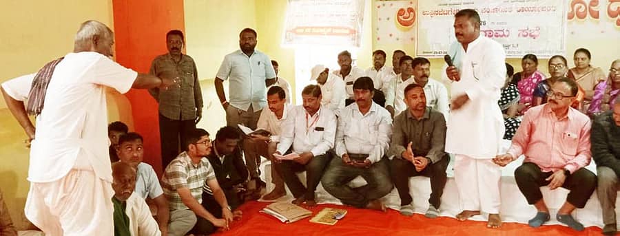 ಉಪ್ಪಿನಬೆಟಗೇರಿಯ ಪಾರ್ಶ್ವನಾಥ ಜೈನ್ ಸಮುದಾಯ ಭವನದಲ್ಲಿ ಶುಕ್ರವಾರ ಗ್ರಾಮಸಭೆ ನಡೆಯಿತು