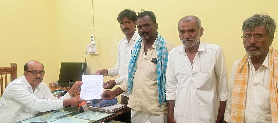 ಸಿರುಗುಪ್ಪ ನಗರದಲ್ಲಿ ರಸಗೊಬ್ಬರ ಮತ್ತು ಕ್ರಿಮಿನಾಶಕಗಳನ್ನು ಹೆಚ್ಚಿನ ದರಕ್ಕೆ ಮಾರಾಟ ಮಾಡುತ್ತಿರುವ ಅಂಗಡಿಗಳ ಮಾಲೀಕರ ಮೇಲೆ ಸೂಕ್ತ ಕಾನೂನು ಕ್ರಮ ಜರುಗಿಸಬೇಕೆಂದು ಒತ್ತಾಯಿಸಿ ರೈತರು ಸಹಾಯಕ ಕೃಷಿ ನಿರ್ದೇಶಕ ಮಂಜುನಾಥರೆಡ್ಡಿ ಅವರಿಗೆ ಮನವಿ ಸಲ್ಲಿಸಿದರು