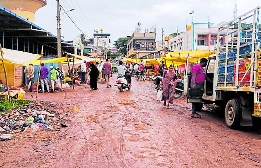 <div class="paragraphs"><p>ಕೆಸರಿನಲ್ಲಿಯೇ ನಡೆಯುತ್ತಿರುವ ಚನ್ನಗಿರಿಯ ವಾರದ ಸಂತೆ</p></div>