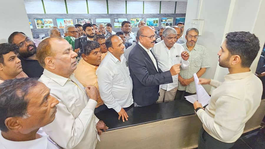 <div class="paragraphs"><p>MES ಕಾರ್ಯಕರ್ತರಿಂದ ಬೆಳಗಾವಿ ಡಿಸಿಗೆ ಮನವಿ</p></div>