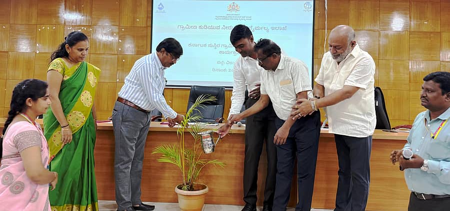 ಹೊಸಪೇಟೆಯಲ್ಲಿ ಶುಕ್ರವಾರ ನಡೆದ ಸುಸ್ಥಿರ ಗ್ರಾಮೀಣ ನೀರು ಸರಬರಾಜು ಕುರಿತ ಸಭೆಯನ್ನು ಗ್ರಾಮೀಣ ಕುಡಿಯುವ ನೀರು ಮತ್ತು ನೈರ್ಮಲ್ಯ ಇಲಾಖೆಯ ರಾಜ್ಯ ಉಪಕಾರ್ಯದರ್ಶಿ ಜಾಫರ್ ಷರೀಫ್ ಸುತಾರ ಉದ್ಘಾಟಿಸಿದರು