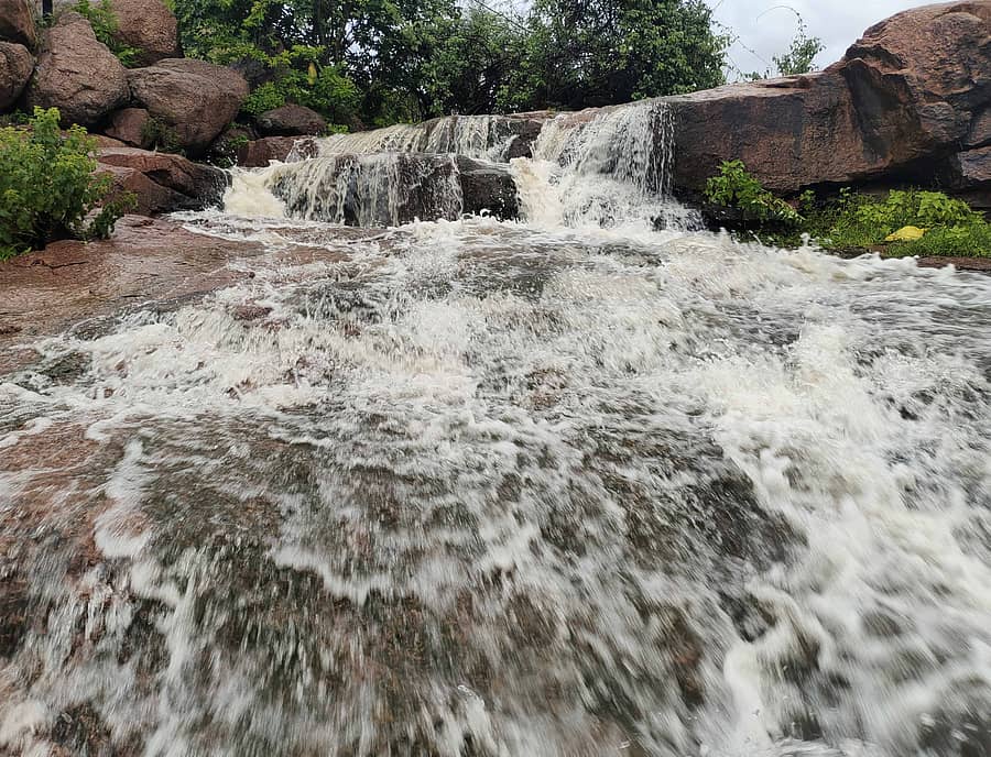 ಶಹಾಪುರ ನಗರದ ಸಿದ್ದಲಿಂಗೇಶ್ವರ ಬೆಟ್ಟದ ಇಳಿಜಾರಿನಿಂದ ಹರಿದು ಬರುತ್ತಿರುವ ಮಳೆ ನೀರು