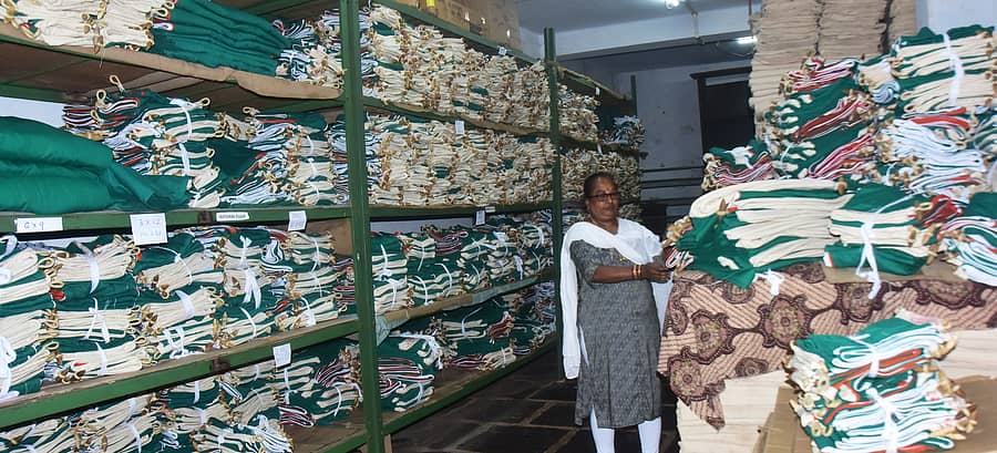 ಹುಬ್ಬಳ್ಳಿಯ ಬೆಂಗೇರಿ ಖಾದಿ ಗ್ರಾಮೋದ್ಯೋಗ ಸಂಸ್ಥೆಯ ರಾಷ್ಟ್ರಧ್ವಜ ಉತ್ಪಾದನಾ ಕೇಂದ್ರ (ಕೆಕೆಜಿಎಸ್ಎಸ್)ದಲ್ಲಿ ತಯಾರಿಸಿಟ್ಟಿರುವ ರಾಷ್ಟ್ರಧ್ವಜಗಳು
ಪ್ರಜಾವಾಣಿ ಚಿತ್ರ: ಗುರು ಹಬೀಬ