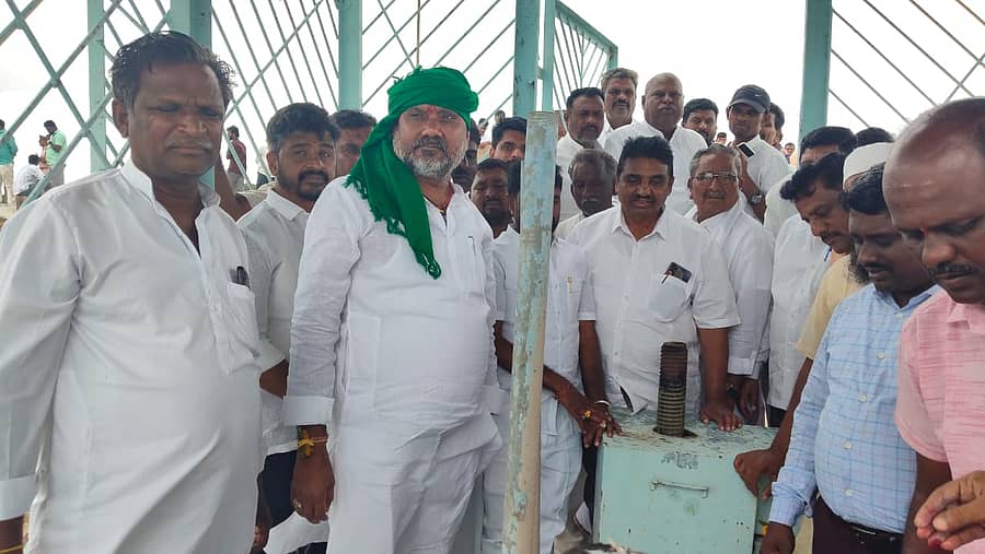 ಶಾಸಕ ಆರ್. ಬಸನಗೌಡ ತುರ್ವಿಹಾಳ ಅವರು ಮಸ್ಕಿ ಜಲಾಶಯದ ಎಡ ಹಾಗೂ ಬಲದಂಡೆ ಕಾಲುವೆ ಗೇಟ್ಗಳನ್ನು ಎತ್ತಿ ರೈತರ ಕೃಷಿ ಬೆಳೆಗೆ ನೀರು ಬಿಟ್ಟರು