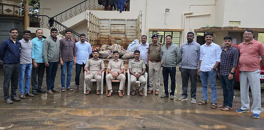 ಬೆಳಗಾವಿ ತಾಲ್ಲೂಕಿನ ವಾಘವಡೆ ಗ್ರಾಮದ ಕಾರ್ಖಾನೆಯಲ್ಲಿ ತಾಮ್ರದ ತಂತಿ ಕಳವು ಮಾಡಿದ ಆರೋಪಿಗಳನ್ನು ಶನಿವಾರ ಬಂಧಿಸಿದ ಗ್ರಾಮೀಣ ಠಾಣೆ ಪೊಲೀಸರು, ವಾಹನ ಹಾಗೂ ಮಾಲು ವಶಕ್ಕೆ ಪಡೆದರು