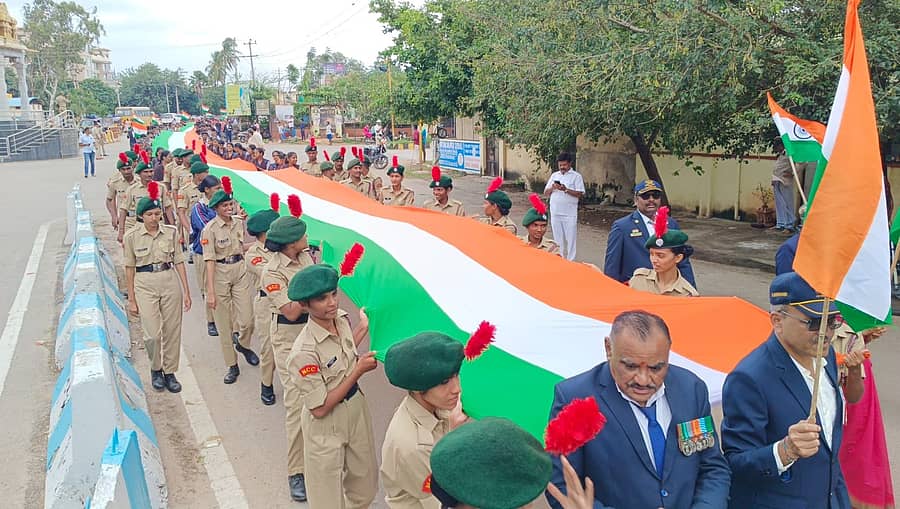 ಹೊಸಪೇಟೆಯಲ್ಲಿ ಶನಿವಾರ ಕಾರ್ಗಿಲ್ ವಿಜಯ ದಿನದ ಪ್ರಯುಕ್ತ ಬೃಹತ್ ತಿರಂಗಾಯಾತ್ರೆ ನಡೆಯಿತು  –ಪ್ರಜಾವಾಣಿ ಚಿತ್ರ/ ಲವ ಕೆ.