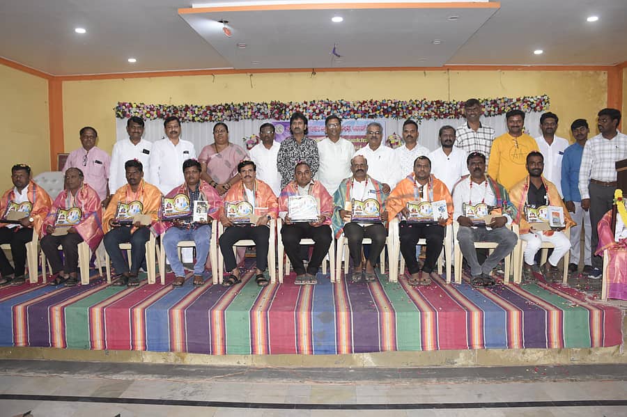 ಯಾದಗಿರಿ ಜಿಲ್ಲಾ ಕಾರ್ಯನಿರತ ಪತ್ರಕರ್ತರ ಸಂಘದಿಂದ ನಗರದ ವೀರಶೈವ ಕಲ್ಯಾಣ ಮಂಟಪದಲ್ಲಿ ಶನಿವಾರ ನಡೆದ ಜಿಲ್ಲಾ ಮಟ್ಟದ ಪತ್ರಿಕಾ ದಿನಾಚರಣೆಯಲ್ಲಿ ವಾರ್ಷಿಕ ಪ್ರಶಸ್ತಿ ಪ್ರದಾನ ಮಾಡಲಾಯಿತು 