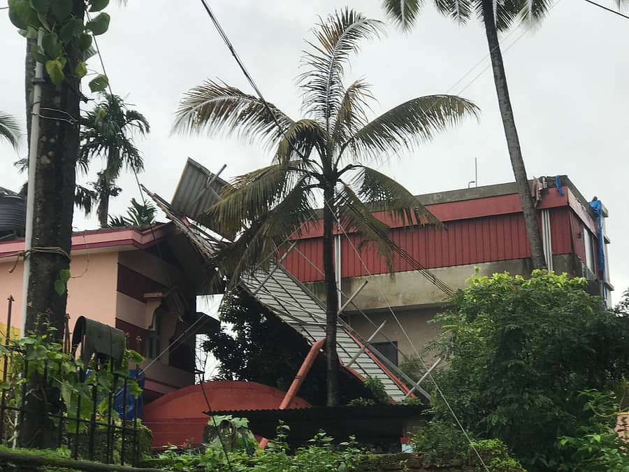 ಉದ್ಯಾವರ ಬಲಾಯಿಪಾದೆಯ ಹೊಟೇಲೊಂದರ ಶೀಟಿನ ಮೇಲ್ಚಾವಣಿ  ಭಾರಿ ಗಾಳಿಗೆ ಕುಸಿದಿರುವುದು