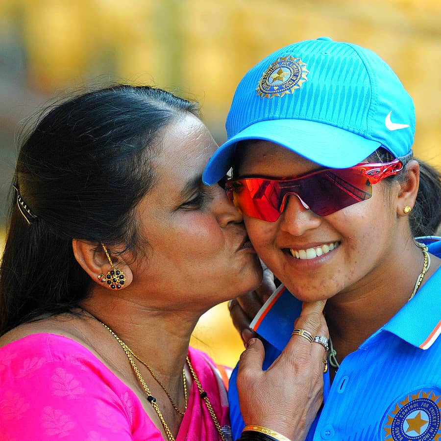 2017ರಲ್ಲಿ ಚಿನ್ನಸ್ವಾಮಿ ಕ್ರೀಡಾಂಗಣದಲ್ಲಿ ಭಾರತ ಮಹಿಳಾ ತಂಡವು ನ್ಯೂಜಿಲೆಂಡ್ ಎದುರಿನ ಪಂದ್ಯದಲ್ಲಿ ಜಯಿಸಿದ ಸಂದರ್ಭದಲ್ಲಿ ಆಡಿದ್ದ ವೇದಾ ಕೃಷ್ಣಮೂರ್ತಿ ಅವರನ್ನು ತಾಯಿ ಚೆಲುವಾಂಬಾ ಅವರು ಅಭಿನಂದಿಸಿದ್ದ ರೀತಿ  –ಪ್ರಜಾವಾಣಿ ಸಂಗ್ರಹದಿಂದ