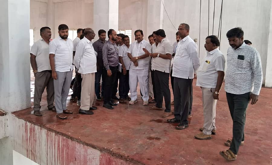 ಕೋಲಾರ ತಾಲ್ಲೂಕಿನ ಮುದುವಾಡಿಯಲ್ಲಿ ಶಾಸಕ ಜಿ.ಕೆ.ವೆಂಕಟಶಿವಾರೆಡ್ಡಿ, ಸಂಸದ ಎಂ.ಮಲ್ಲೇಶ್‌ ಬಾಬು, ಮುಖಂಡರು ಹಾಗೂ ಅಧಿಕಾರಿಗಳು ಕೆ.ಸಿ ವ್ಯಾಲಿ ಪಂಪ್‌ಹೌಸ್‌ ವೀಕ್ಷಣೆ ಮಾಡಿದರು