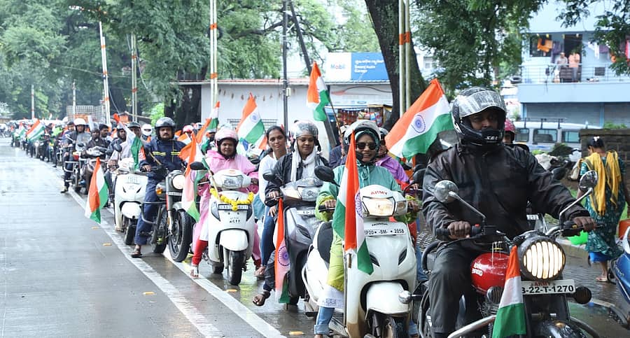 ಕಾರ್ಗಿಲ್‌ ಹಾಗೂ ಆ‍ಪರೇಷನ್‌ ಸಿಂಧೂರ ವಿಜಯೋತ್ಸವ ಅಂಗವಾಗಿ ಬೆಳಗಾವಿಯಲ್ಲಿ ಶನಿವಾರ, ಮಾಜಿ ಸೈನಿಕ ಸಂಘಟನೆಯ ಮಹಾ ಒಕ್ಕೂಟದಿಂದ ಆಕರ್ಷಕ ಬೈಕ್‌ ರ್‍ಯಾಲಿ ನಡೆಸಲಾಯಿತು