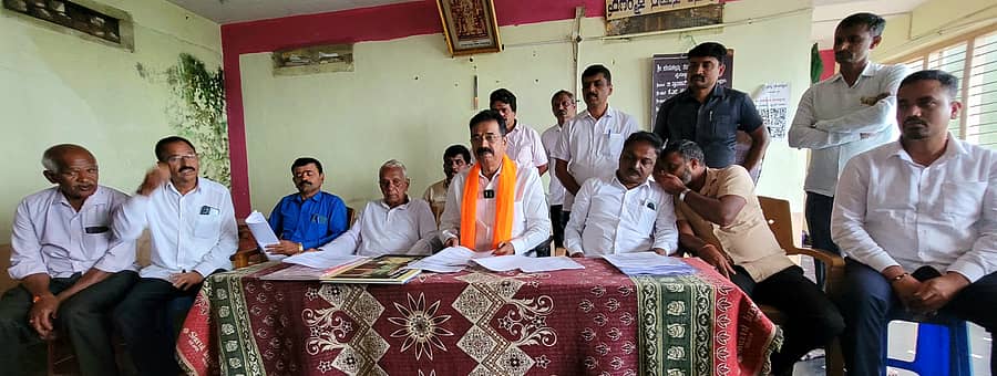 ರಿಪ್ಪನ್ ಪೇಟೆ ಸಮೀಪದ ಅಮ್ಮನಘಟ್ಟ ಜೇನುಕಲ್ಲುಮ್ಮ ದೇವಸ್ಥಾನದಲ್ಲಿ ಎಚ್. ಹಾಲಪ್ಪ ಹರತಾಳು ಸುದ್ದಿಗೋಷ್ಠಿ ನಡೆಸಿದರು