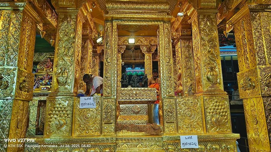 ಪಾವಗಡ ಶನೈಶ್ಚರ ದೇಗುಲದ ಪ್ರಾಂಗಣ, ಗರ್ಭಗುಡಿಗೆ ಚಿನ್ನದ ಲೇಪನ ಮಾಡಲಾಗಿದೆ