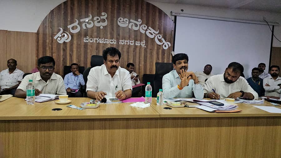 ಆನೇಕಲ್ ಪುರಸಭಾ ಕಚೇರಿಯಲ್ಲಿ ದಲಿತ ಸಂಘಟನೆಗಳ ಹಕ್ಕೋತಾಯಗಳ ಸಭೆಯಲ್ಲಿ ಶಾಸಕ ಬಿ.ಶಿವಣ್ಣ ಮತ್ತು ಜಿಲ್ಲಾಧಿಕಾರಿ ಜಗದೀಶ್‌ ಸಂಘಟನೆಗಳ ಮುಖಂಡರಿಂದ ಅಹವಾಲು ಆಲಿಸಿದರು