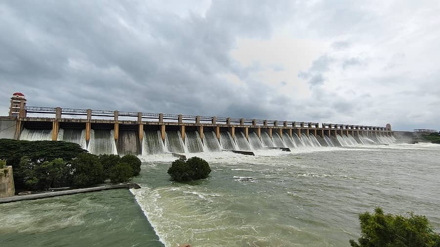 ತುಂಗಭದ್ರಾ ಅಣೆಕಟ್ಟೆಯ 27 ಗೇಟ್‌ಗಳನ್ನು ತೆರೆದು ಶನಿವಾರ ನದಿಗೆ ನೀರು ಹರಿಸಲಾಯಿತು– ಪ್ರಜಾವಾಣಿ ಚಿತ್ರ