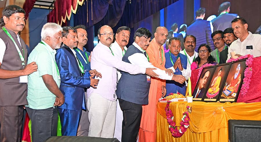 ಮೈಸೂರಿನ ಸೆನೆಟ್ ಭವನದಲ್ಲಿ ಶನಿವಾರ ನಡೆದ ಕರ್ನಾಟಕ ರಾಜ್ಯ ಗ್ರಾಮೀಣಾಭಿವೃದ್ಧಿ ಮತ್ತು ಪಂಚಾಯತ್‌ರಾಜ್‌ ಇಲಾಖೆಯ ಪರಿಶಿಷ್ಟ ಜಾತಿ ಮತ್ತು ಪರಿಶಿಷ್ಟ ಪಂಗಡಗಳ ಅಧಿಕಾರಿಗಳು ಹಾಗೂ ನೌಕರರ ಕಲ್ಯಾಣ ಸಂಘದ ಉದ್ಘಾಟನೆಯನ್ನು ಸಮಾಜ ಕಲ್ಯಾಣ ಸಚಿವ ಡಾ.ಎಚ್‌.ಸಿ. ಮಹದೇವಪ್ಪ ನೆರವೇರಿಸಿದರು– ಪ್ರಜಾವಾಣಿ ಚಿತ್ರ