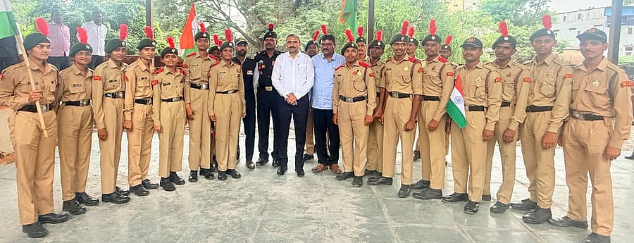 ರಾಯಚೂರಿನ ಟಿಪ್ಪು ಸುಲ್ತಾನ್ ಉದ್ಯಾನದಲ್ಲಿ ನಡೆದ ಕಾರ್ಗಿಲ್ ವಿಜಯೋತ್ಸವದ 26ನೇ ವರ್ಷಾಚರಣೆ ಕಾರ್ಯಕ್ರಮದಲ್ಲಿ ಸಂಸದ ಜಿ.ಕುಮಾರ ನಾಯಕ ಎನ್‌ಸಿಸಿ ಮತ್ತು ಎನ್ಎಸ್ಎಸ್ ವಿದ್ಯಾರ್ಥಿಗಳೊಂದಿಗೆ ಪಾಲ್ಗೊಂಡಿದ್ದರು