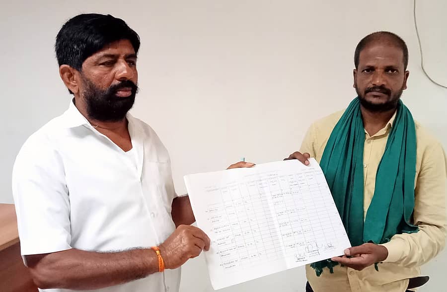 ಶ್ರೀರಂಗಪಟ್ಟಣ ತಾಲ್ಲೂಕಿನ ಬೀಚನಕುಪ್ಪೆ ವ್ಯಾಪ್ತಿಯ ಸ.ನಂ. 76ರಲ್ಲಿ 60 ಎಕರೆ ಸರ್ಕಾರಿ ಗೋಮಾಳದ ಜಮೀನಿಗೆ ನಕಲಿ ದಾಖಲೆ ಸೃಷ್ಟಿಸಿ ಪಹಣಿ ವಿತರಿಸಲಾಗಿದೆ ಎಂದು ಬೆಳಗೊಳ ಗ್ರಾ.ಪಂ. ಮಾಜಿ ಅಧ್ಯಕ್ಷ ಬಿ.ವಿ. ಸುರೇಶ್ ಹಾಗೂ ಕೆಆರ್‌ಎಸ್‌ ಗ್ರಾ.ಪಂ. ಸದಸ್ಯ ವಸಂತಕುಮಾರ್‌ ಪಟ್ಟಣದಲ್ಲಿ ಶನಿವಾರ ದಾಖಲೆ ಪ್ರದರ್ಶಿಸಿದರು