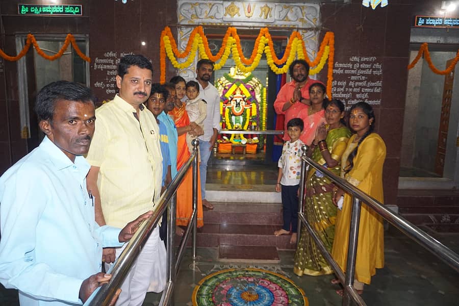 ವಿಜಯಪುರದ ಕೋಲಾರ ಮುಖ್ಯ ರಸ್ತೆಯಲ್ಲಿರುವ ಹಾರ್ಡಿಪುರದ ಲಕ್ಷ್ಮೀವೆಂಕಟರಮಣಸ್ವಾಮಿ ದೇವಾಲಯದಲ್ಲಿ ಶ್ರಾವಣಮಾಸದ ಮೊದಲ ಶನಿವಾರ ಪೂಜೆ ನಡೆಯಿತು