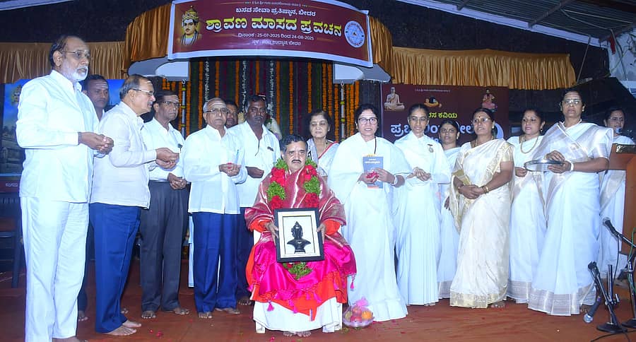 ಕಾರ್ಯಕ್ರಮದಲ್ಲಿ ಹಾರಕೂಡ ಹಿರೇಮಠ ಸಂಸ್ಥಾನದ ಪೀಠಾಧಿಪತಿ ಚೆನ್ನವೀರ ಶಿವಾಚಾರ್ಯರನ್ನು ಸನ್ಮಾನಿಸಲಾಯಿತು