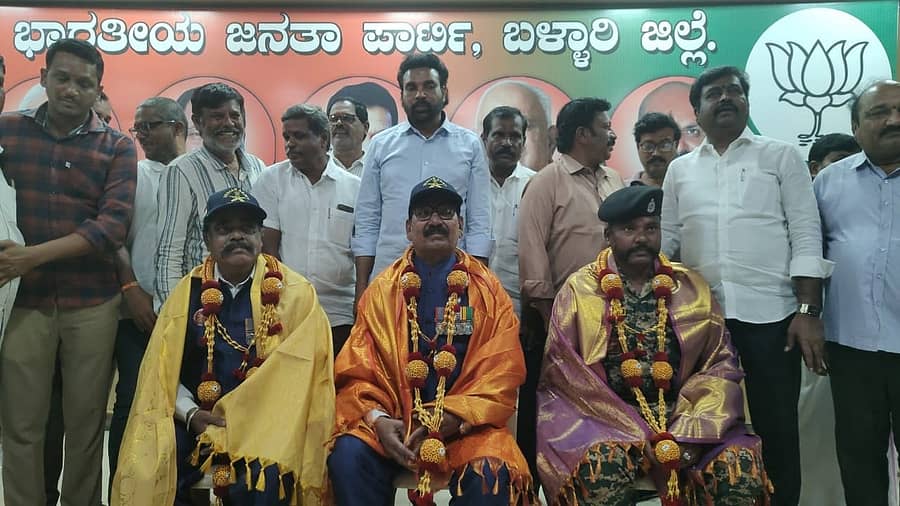ನಗರದ ಬಿಜೆಪಿ ಕಚೇರಿಯಲ್ಲಿ ಶನಿವಾರ ಕಾರ್ಗಿಲ್‌ ವಿಜಯೋತ್ಸವ ದಿನದ ಅಂಗವಾಗಿ ಏರ್ಪಡಿಸಿದ್ದ ಸಮಾರಂಭದಲ್ಲಿ ನಿವೃತ್ತ ಯೋಧರಿಗೆ ಸನ್ಮಾನಿಸಲಾಯಿತು. ಮಾಜಿ ಸಚಿವ ಶ್ರೀರಾಮುಲು ಸೇರಿದಂತೆ ಹಲವರು ಇದ್ದರು. 